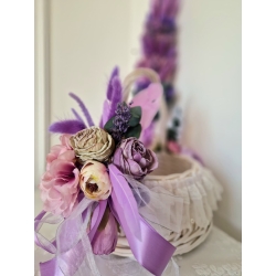 Koszyk wielkanocny na święconkę udekorowany kwiatami Lawendowy Koszyczek